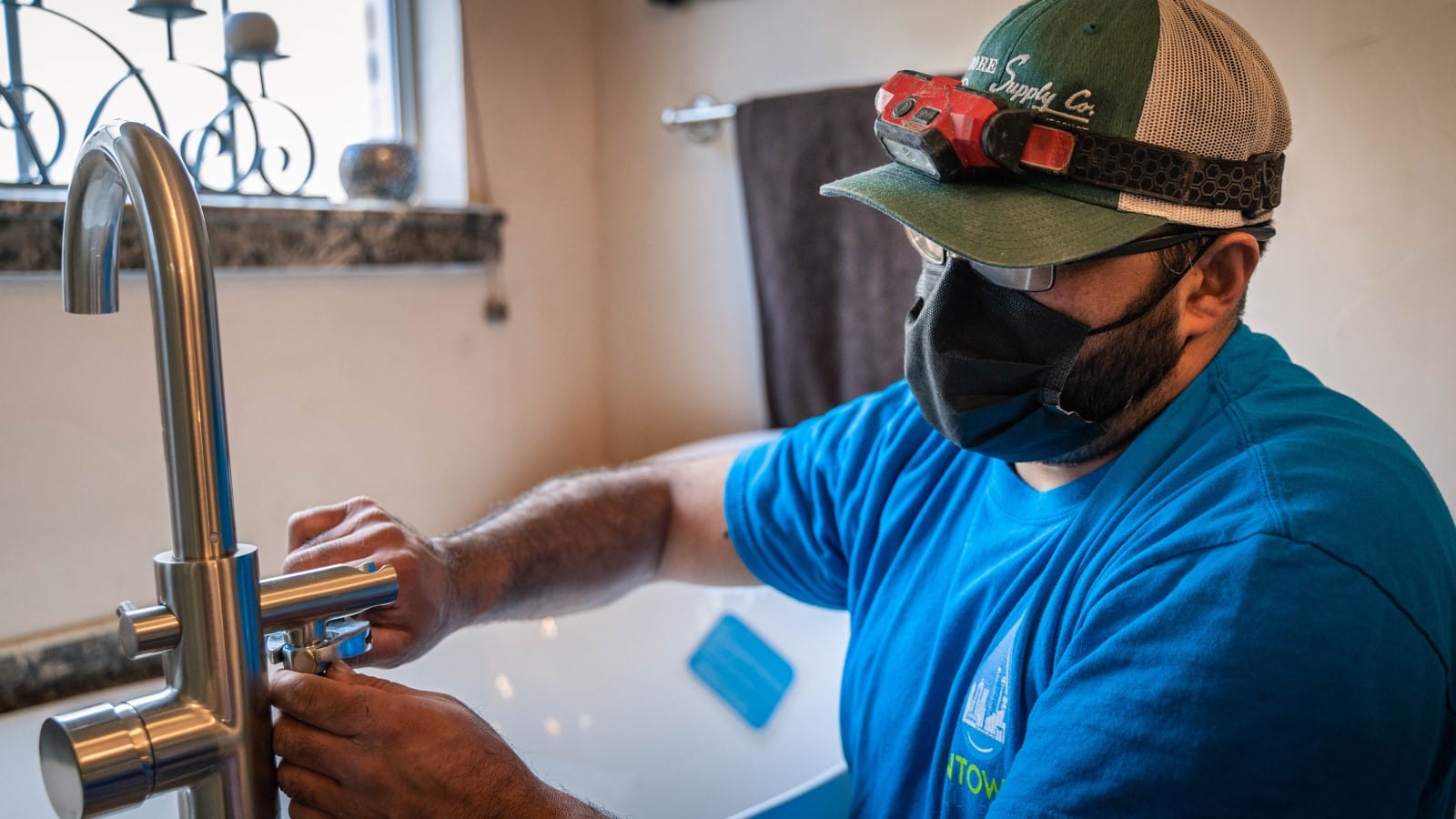 Intown plumber replacing a kitchen faucet.